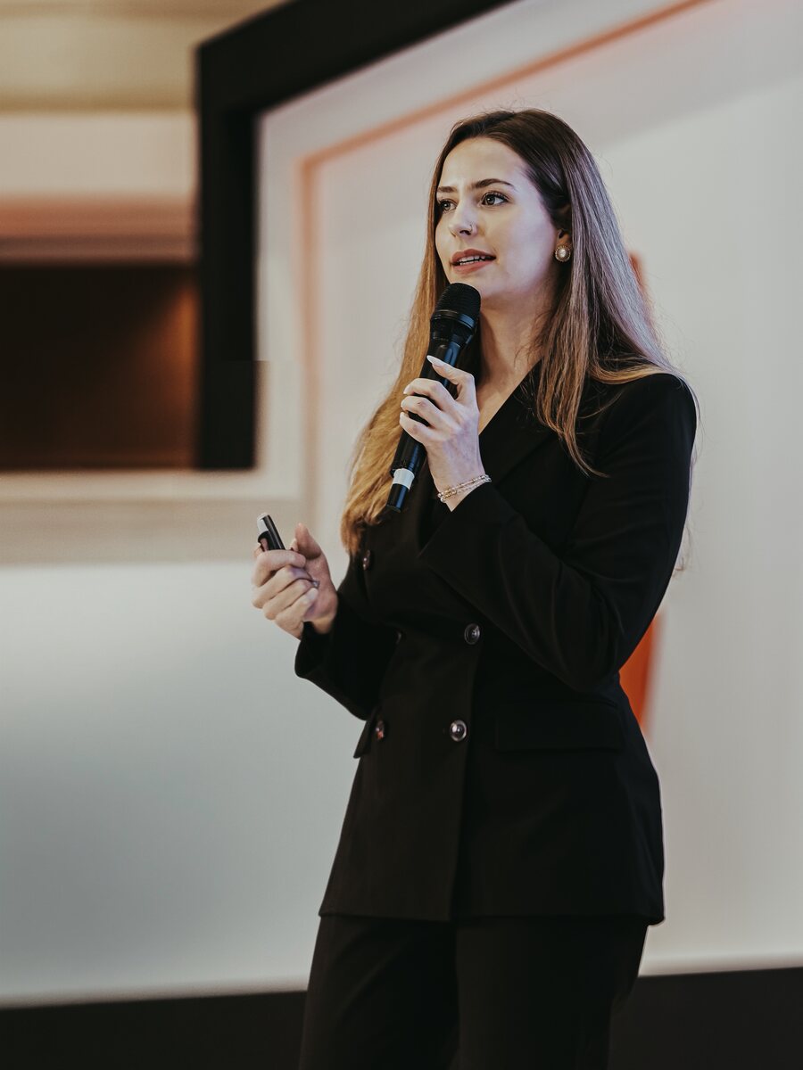 Mélissa Bobillier en conférence, au micro