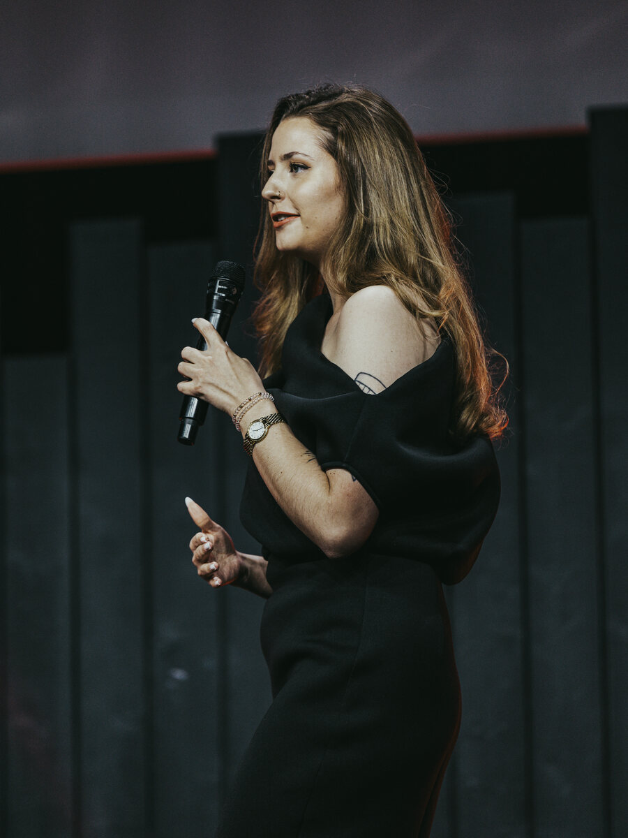 Mélissa Bobillier en conférence, micro à la main