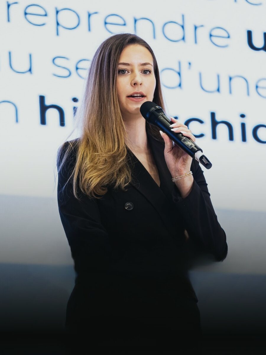 Mélissa Bobillier devant un public lors d'une conférence